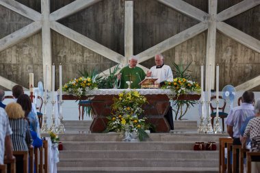 Trieste, İtalya - 2022: Monte Grisa Tapınağı 'nda ayin yapılıyor