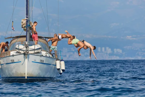 Opatija Croatia Circa 2022 Group People Jumping Simultaneously Boat Sea — Stock Photo, Image