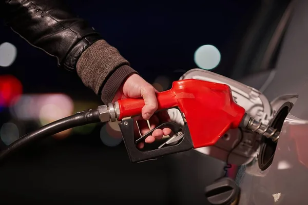夜にガソリンスタンドのポンプで燃料を車に充填する — ストック写真