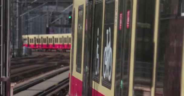 ベルリン ドイツ Circa 2022 Sバーン駅から到着し 出発する列車 ベルリン市公共交通機関 — ストック動画