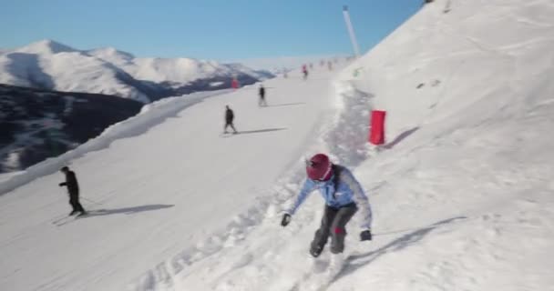 Vameinier フランス Circa 2023 スキー場でのスキー スキーランのジンバル側での撮影に続きます — ストック動画