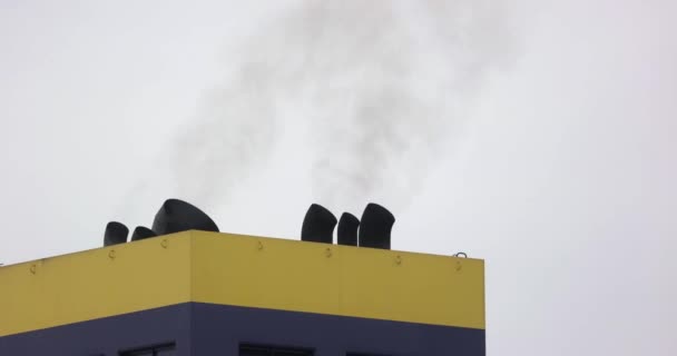 Výfukový Kouř Lodi Giong Obrovský Oceán — Stock video
