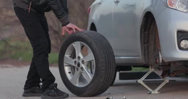 换车轮 路边备胎 — 图库视频影像