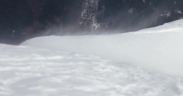 Wind Bläst Schnee Schneesturm Hohe Berge Winter Über Einen Kamm — Stockvideo