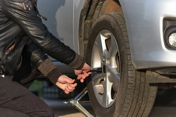 Changing Wheel Car Spare Tyre Roadside — Stock Photo, Image