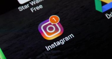 Budapeşte, Macaristan - 2023 Çemberi: Akıllı bir telefondan Instagram 'da okunmamış birçok mesaj hakkında bilgilendirmeler, uygulama simgesi, döngü, çevrilebilir görüntülerde artan numara