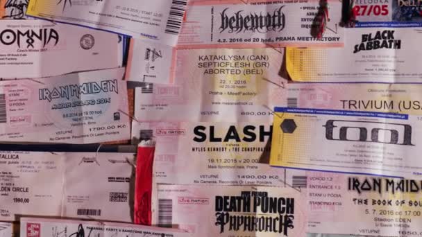 Prague Czechia Circa 2022 Concertkaartjes Een Prikbord Evenementen Van Metal — Stockvideo