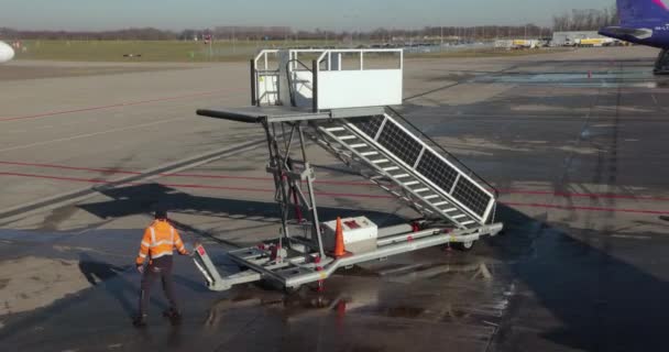 Eindhoven Ολλανδία Περίπου 2023 Εργαζόμενοι Στο Αεροδρόμιο Φέρνοντας Σκάλες Στην — Αρχείο Βίντεο