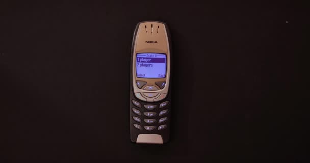 ブダペスト ハンガリー Circa 2022 ノキア6310I携帯電話でスネークIiのゲームを開始 2000年代初頭から象徴的なデバイス 古典的な携帯電話ゲーム — ストック動画