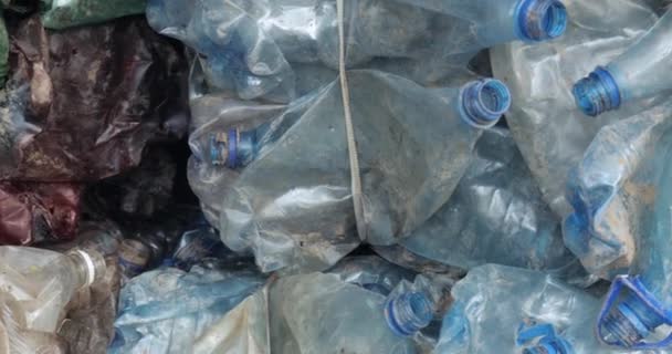 Πλαστικές Φιάλες Που Συλλέγονται Σωρό Αποβλήτων Ανακυκλώσιμα Υλικά Φιάλες Pet — Αρχείο Βίντεο