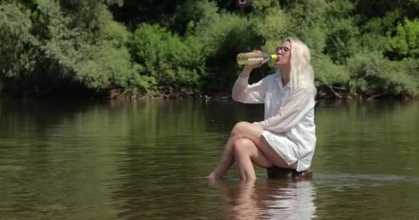 Ung Kvinna Avkopplande Floden Dricka Flaska Vin Sommar Solsken — Stockvideo