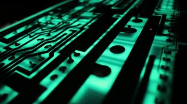Elektronik bilgisayar eğrisi, yeşil ışıkta parlayan baskılı devre kartı, teknoloji arka planı