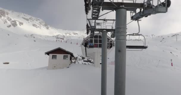 Korzystanie Wyciągu Narciarskiego Alpach Valmeinier Francja Dotarcie Szczyt — Wideo stockowe