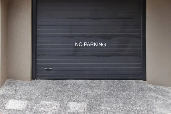 Žádné Parkovací Znamení Napsané Dveřích Garáže Otvírajících Ulice Žádající Aby — Stock fotografie