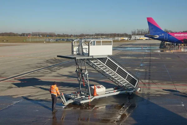 荷兰埃因霍温 约2023年 机场工作人员抵达后将楼梯带到飞机出口 让乘客下机 从飞机内部看 — 图库照片