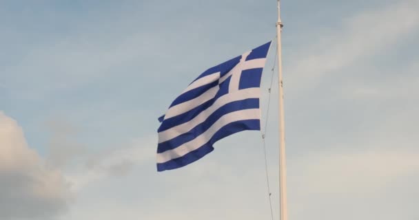 Bandeira Grega Acenando Contra Céu Azul — Vídeo de Stock
