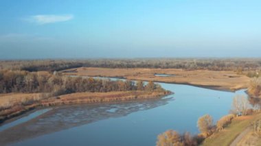 Sonbaharda Tisza Gölü 'nün su manzarası hava manzaralı insansız hava aracı görüntüsü