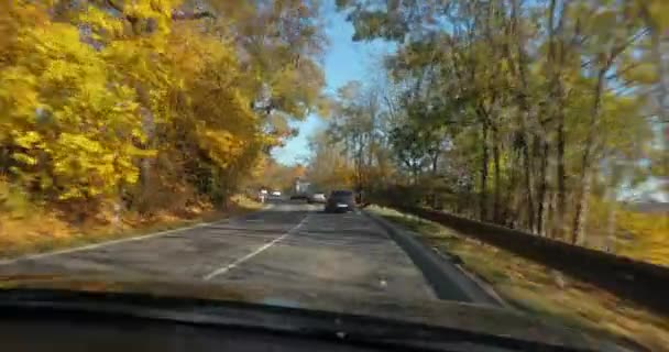 Autofahren Innenansicht Herbst Waldhügel Mit Bunten Blättern Herbstfarben — Stockvideo