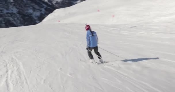 Ski Dans Les Alpes Suivre Paysage Montagne Enneigé — Video