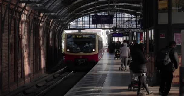 ベルリン ドイツ Circa 2022 プラットフォーム上で待っている乗客であるハッケンシャー マルクトのS Bahn駅に到着する列車 都市公共交通システム — ストック動画