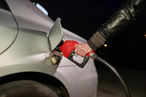 夜にガソリンスタンドのポンプで燃料を車に充填する — ストック写真