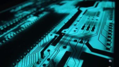 Elektronik bilgisayar eğrisi, mavi ışıkta parlayan basılı devre kartı, bilgi teknolojisi