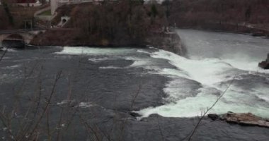 Schaffhausen İsviçre 'deki Rhine Şelalesi' nde şelale, Avrupa 'daki en yüksek akış oranı