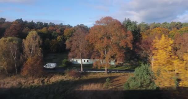 Yavaş Çekimde Tren Yolculuğu Orman Manzarası Sonbahar Ağaçları Renkli Yapraklarla — Stok video