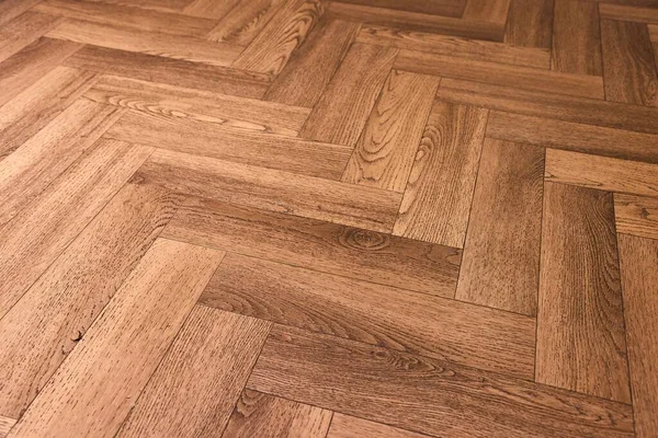 光を反射する光沢のある木製の床 — ストック写真