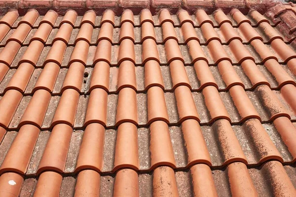 Dach Pokryty Dachówką Czerwony — Zdjęcie stockowe