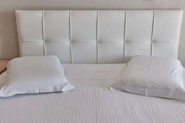 Podwójne Łóżko Pokoju Hotelowym Biała Pościel — Zdjęcie stockowe