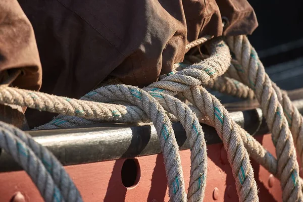 船に積み上げられた古いロープ — ストック写真