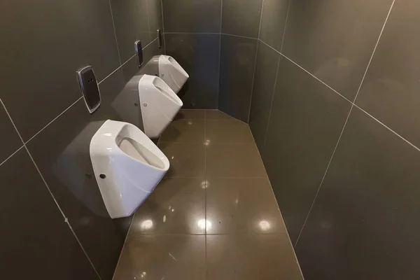 Viele Urinale Einer Toilette Sauberes Modernes Aussehen — Stockfoto