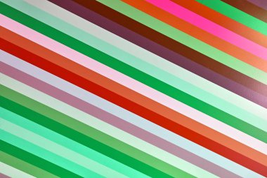 Duvar dekorasyonu olarak renkli çizgili desen