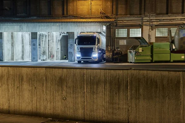 货车夜间在工厂仓库门口 — 图库照片