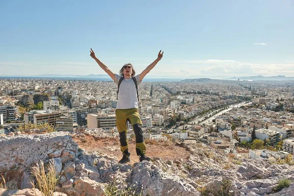 Athén Panoráma Város Kilátás Férfi Turista Áll Előtte Egy Sziklán — Stock Fotó