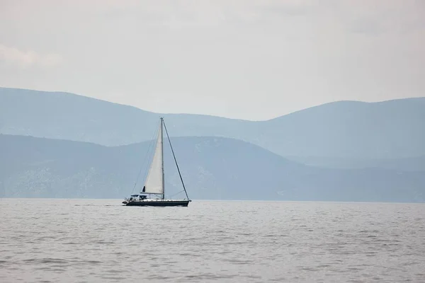 Segelboot Auf Dem Wasser Auf See — Stockfoto