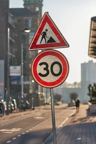 Panneaux Signalisation Sur Une Rue Ville Construction Routes Devant Limitation — Photo