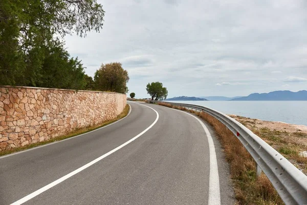 ギリシャのエーギナ島の海辺の道路の運転 — ストック写真