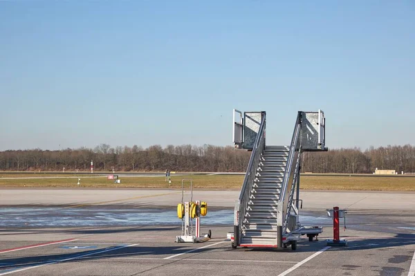 Escaleras Avión Aeropuerto Abandonado Sin Avión Pasajeros Alrededor —  Fotos de Stock