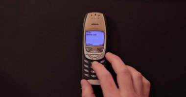 Budapeşte, Macaristan - SMS 2023: Netflix ve eski bir cep telefonu ekranında soğuk yazı, Nokia 6310