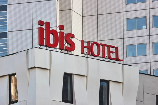 荷兰鹿特丹 约2023年 Ibis酒店标志在鹿特丹市中心的大楼上 在70个县经营的法国经济型酒店品牌 — 图库照片