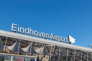 Eindhoven, Hollanda - 2023 Çemberi: Eindhoven Havaalanı terminal binası tabelası ve girişi pencere camına yansıyor