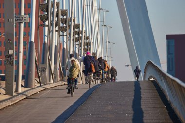 Rotterdam, Hollanda - 2023 Çemberi: İnsanlar Rotterdam 'ın merkezinde ikonik Erasmus Köprüsü' nden bisiklet sürüyor