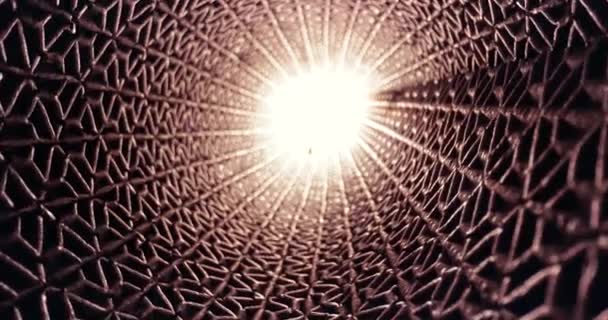 Futuristische Röhrenstruktur Holpriges Metallgitterrohr Kamera Fährt Durch Das Loch Licht — Stockvideo