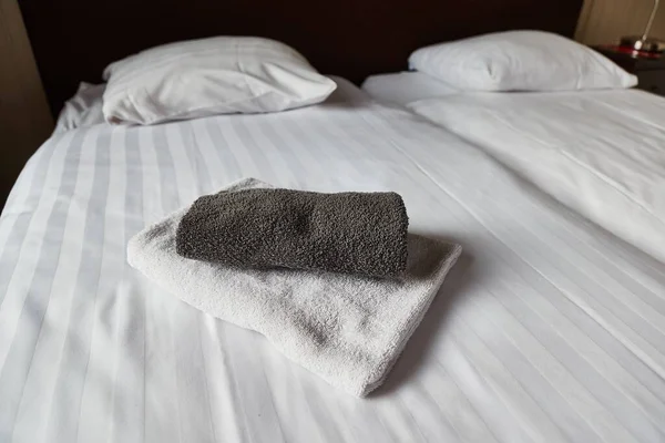 Łóżko Małżeńskie Pokoju Hotelowym Pościel Ręczniki Łazienkowe — Zdjęcie stockowe