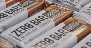 Budapeşte, Macaristan - 2023 Protein Sıfır Çubuğu Biotech USA tarafından yapılan birçok parça sırayla dizilmiş ve yavaşça dönmektedir