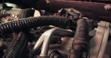 Motor bölmesinin içinde makro mercekli bir araba motorunun detayları