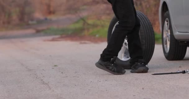 자동차의 바퀴를 바꾸는 길가에 타이어를 아끼는 어려움을 해결하는 — 비디오