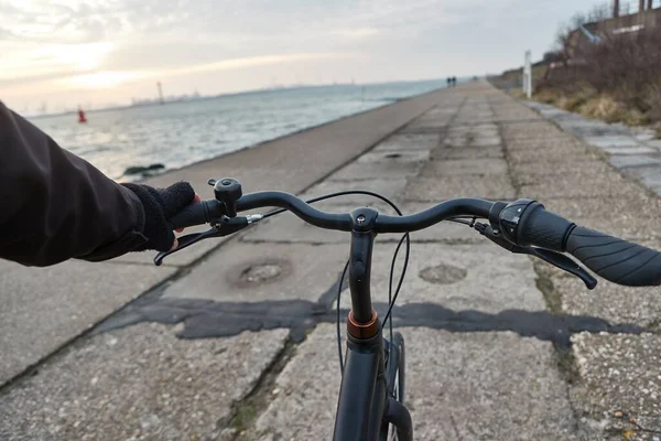 骑在鹿特丹港口码头上的自行车手柄视图 — 图库照片